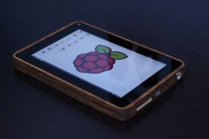 Some of the most spectacular projects with raspberri py, are those that remind us of the first steps of the computer science, or more specifically the of the game consoles